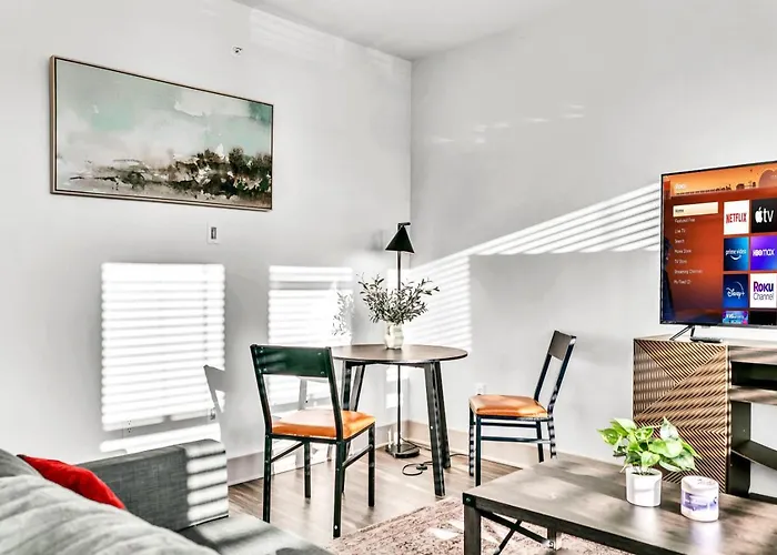 Bright 2bd 2ba Gym And Pool Center