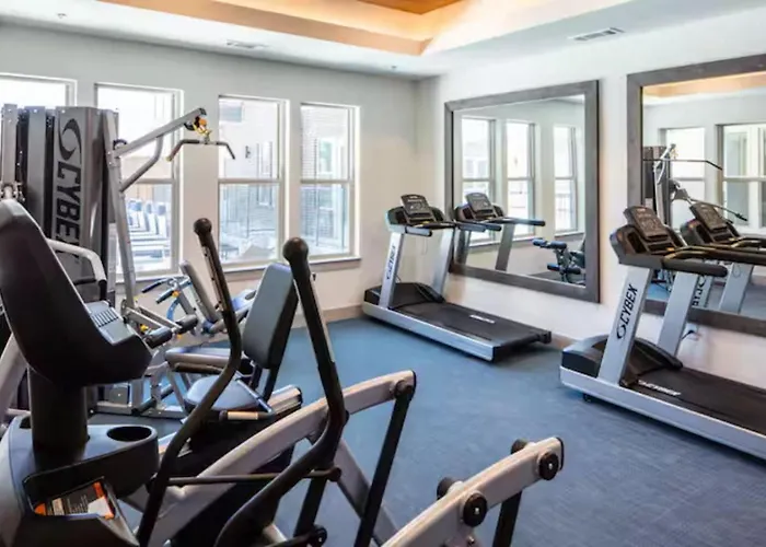 Apartment Bright 2bd 2ba Gym And Pool Center