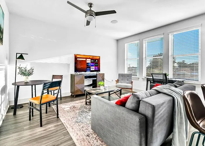 Bright 2bd 2ba Gym And Pool Center Fort Worth