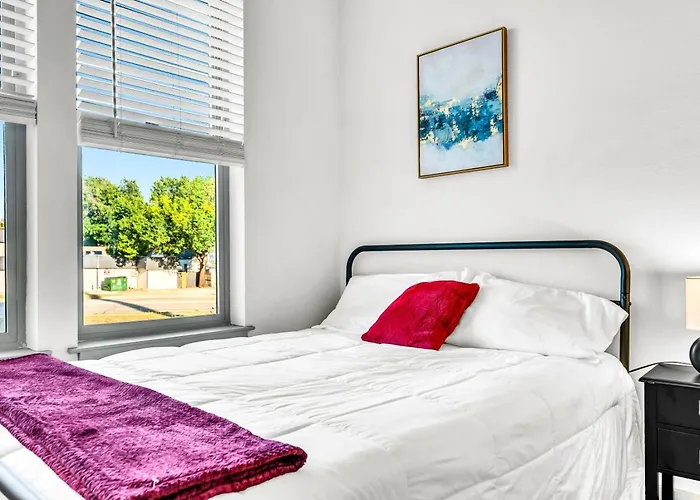 Bright 2bd 2ba Gym And Pool Center *