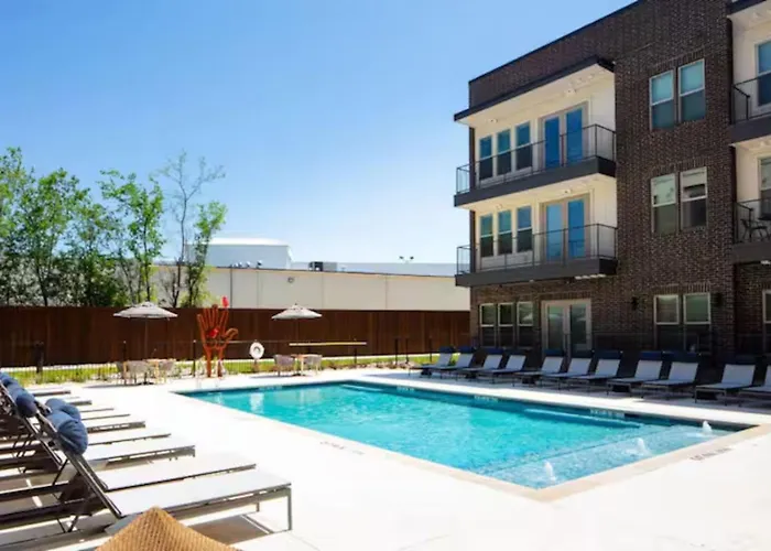 Bright 2bd 2ba Gym And Pool Center Fort Worth