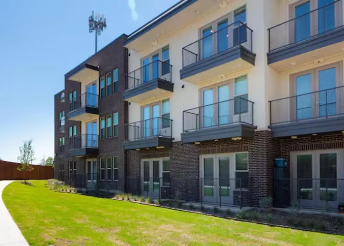 Bright 2bd 2ba Gym And Pool Center Apartment