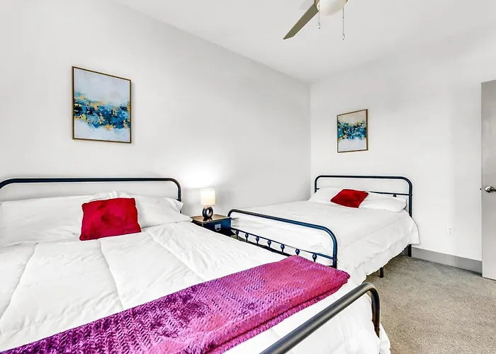 Bright 2bd 2ba Gym And Pool Center