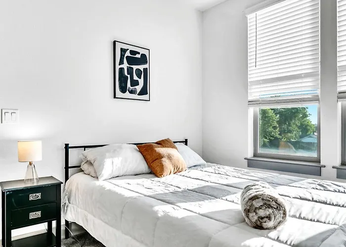 Bright 2bd 2ba Gym And Pool Center Apartment